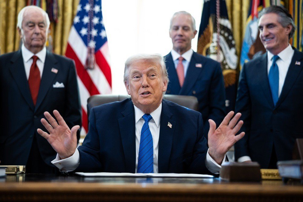 Дональд Трамп выступает в Овальном кабинете Белого дома