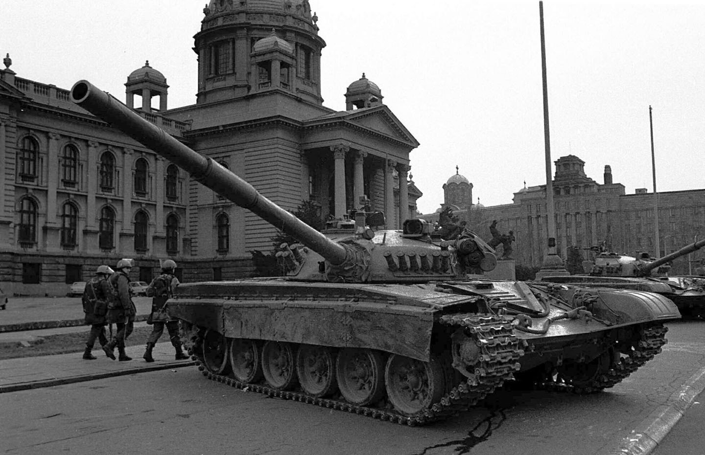 Танки ЮНА перед зданием Народной скупщины в Белграде после протестов 9 марта 1991 года &mdash; армия была выведена на улицы для подавления выступлений