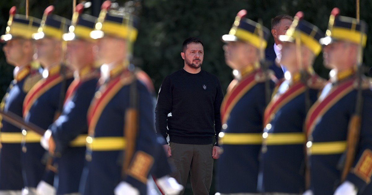 Владимир Зеленский проходит мимо почётного караула Румынии во время визита в Бухарест