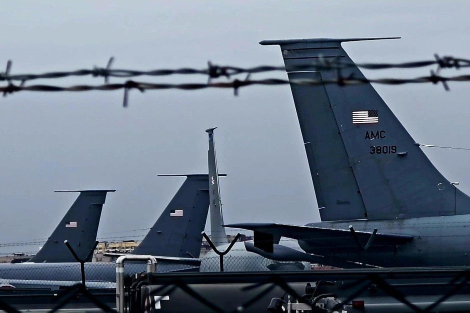 Хвосты американских военно-транспортных самолётов командования AMC с флагами США за ограждением из колючей проволоки на аэродроме в Болгарии