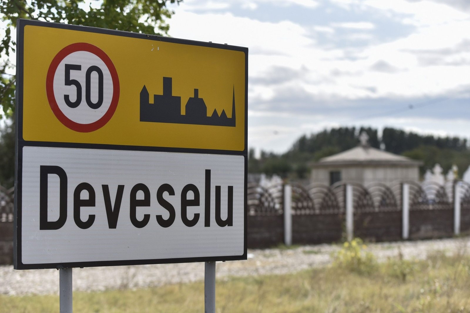 Дорожный знак при въезде в село Девеселу, где расположена база противоракетной обороны НАТО