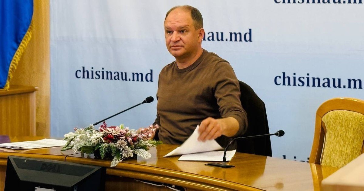 Мэр Кишинёва Ион Чебан на пресс-конференции в примэрии на фоне баннера chisinau.md