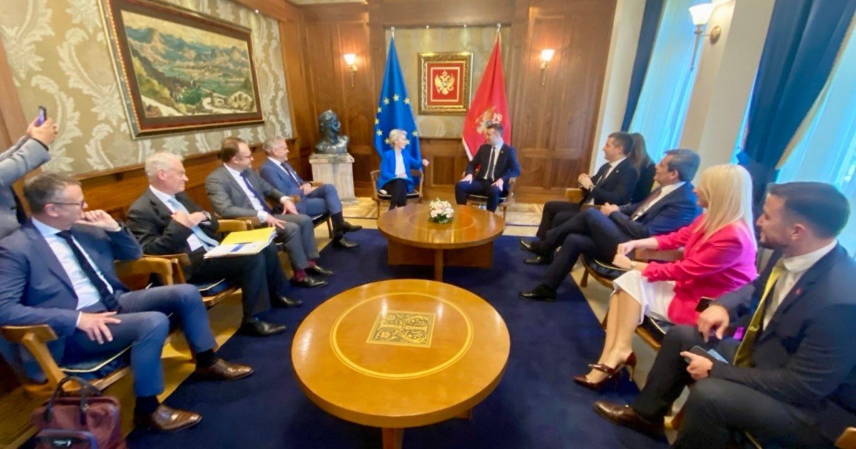 Встреча черногорских чиновников с делегацией Европейского союза в Подгорице на фоне флагов ЕС и Черногории