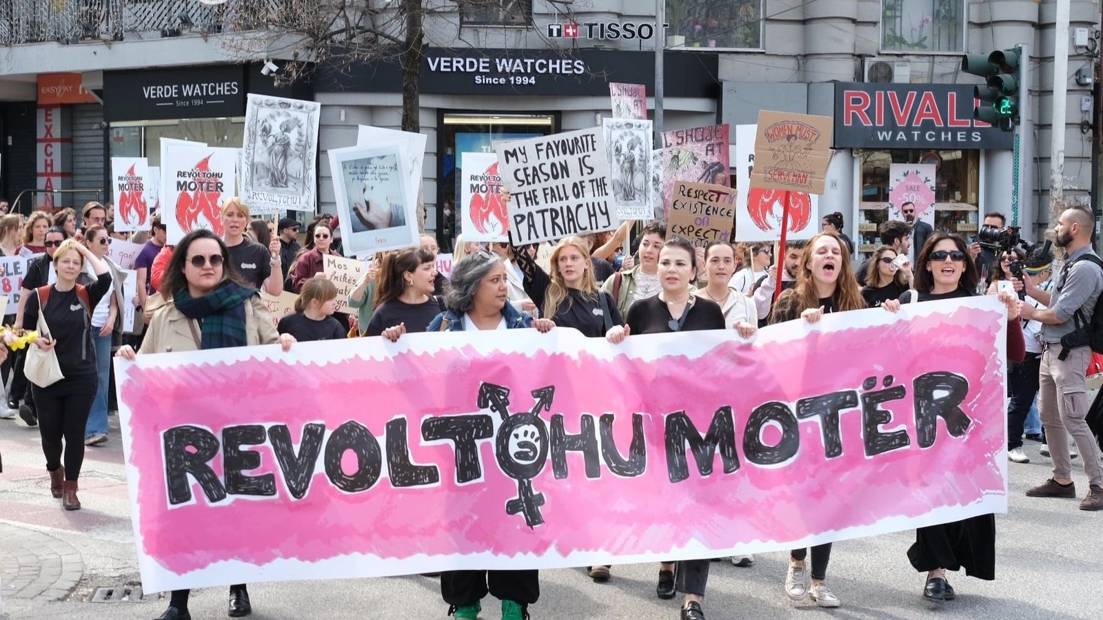 Участницы марша «Revoltohu Motër» («Восстань, сестра») с транспарантами и плакатами на улицах Тираны