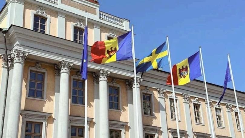 Флаги ЕС, Молдовы и Швеции на дипломатическом здании