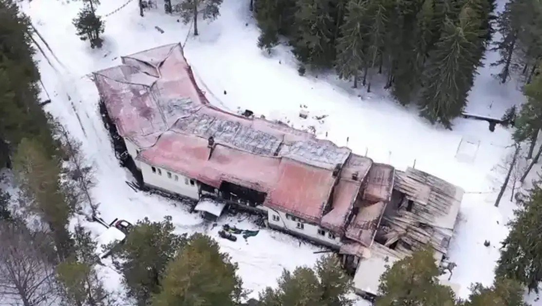 Хижа «Петрохан» — место гибели шестерых человек, вид с дрона зимой. Здание окружено заснеженным хвойным лесом