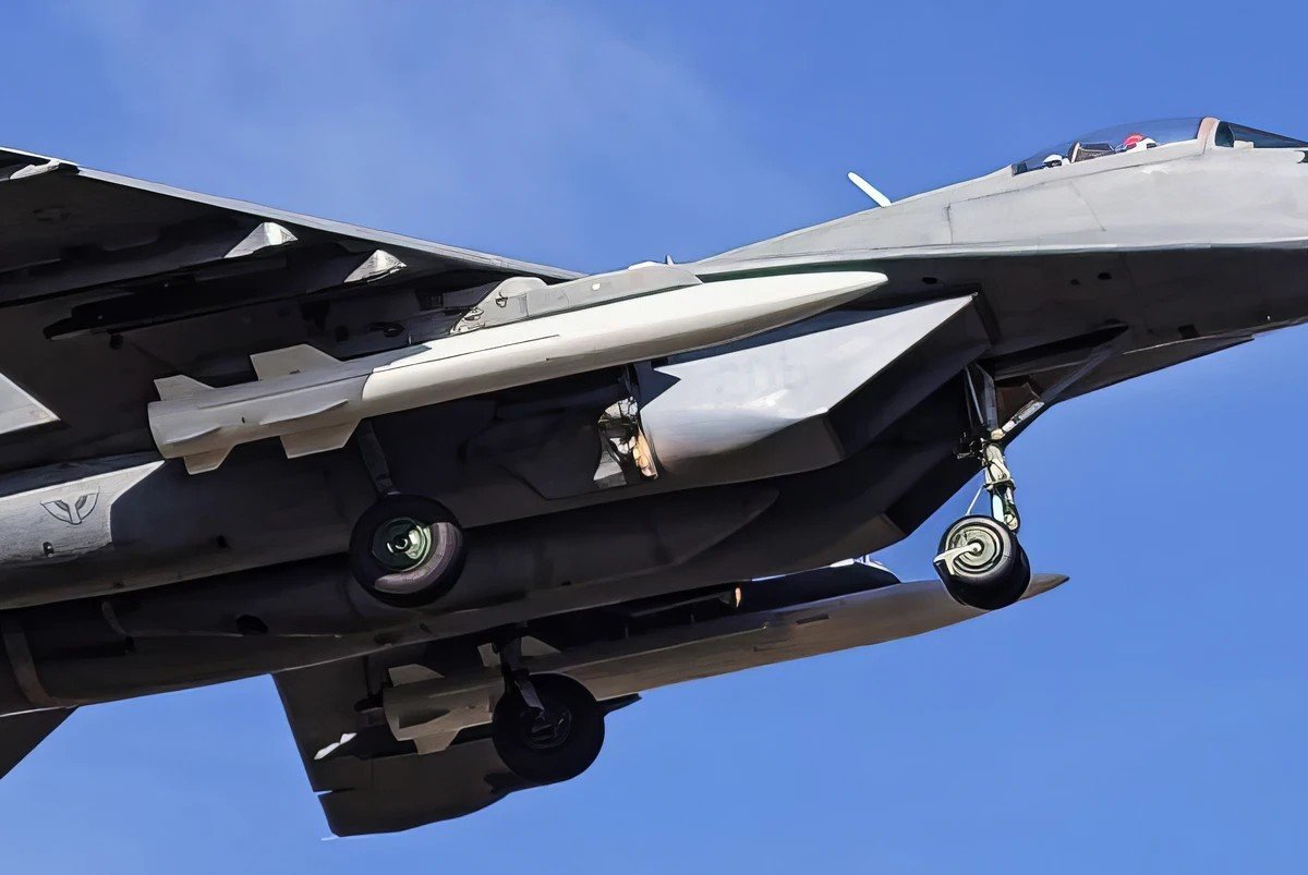 Крупный план подвески китайской ракеты CM-400AKG под фюзеляжем сербского МиГ-29 — снимок, ставший доказательством закупки вооружений