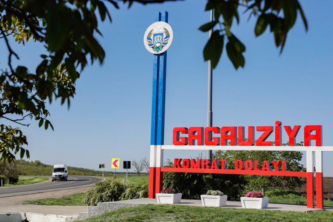Въезд в автономию Гагаузия — приветственная стела «Gagauziya Komrat Dolayı» на трассе у Комрата