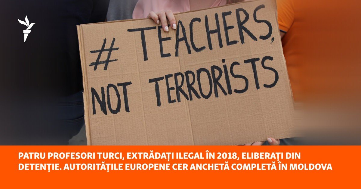 Плакат «#Teachers, Not Terrorists» на акции протеста в поддержку незаконно депортированных турецких учителей из Молдовы