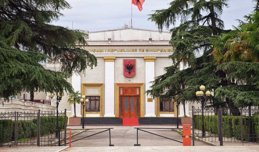 Здание парламента Албании (Кувенди) в Тиране, где будет рассмотрена резолюция о признании Ирана спонсором терроризма