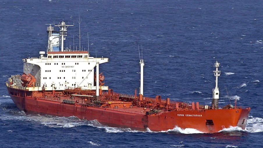 Нефтяной танкер «Герои Севастополя» в открытом море