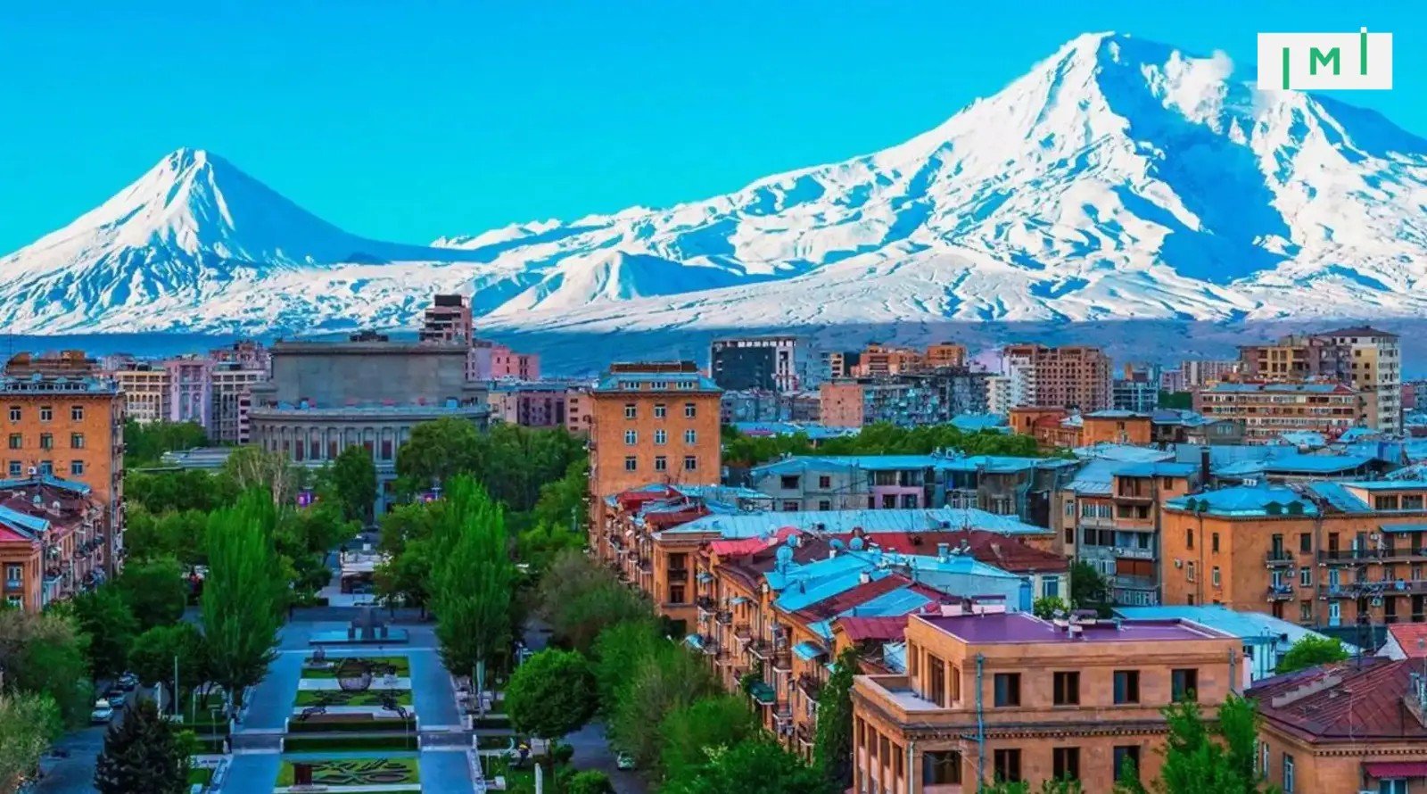 Панорама Еревана с видом на заснеженные вершины Арарата — столица, куда стремятся тысячи бизнес-резидентов