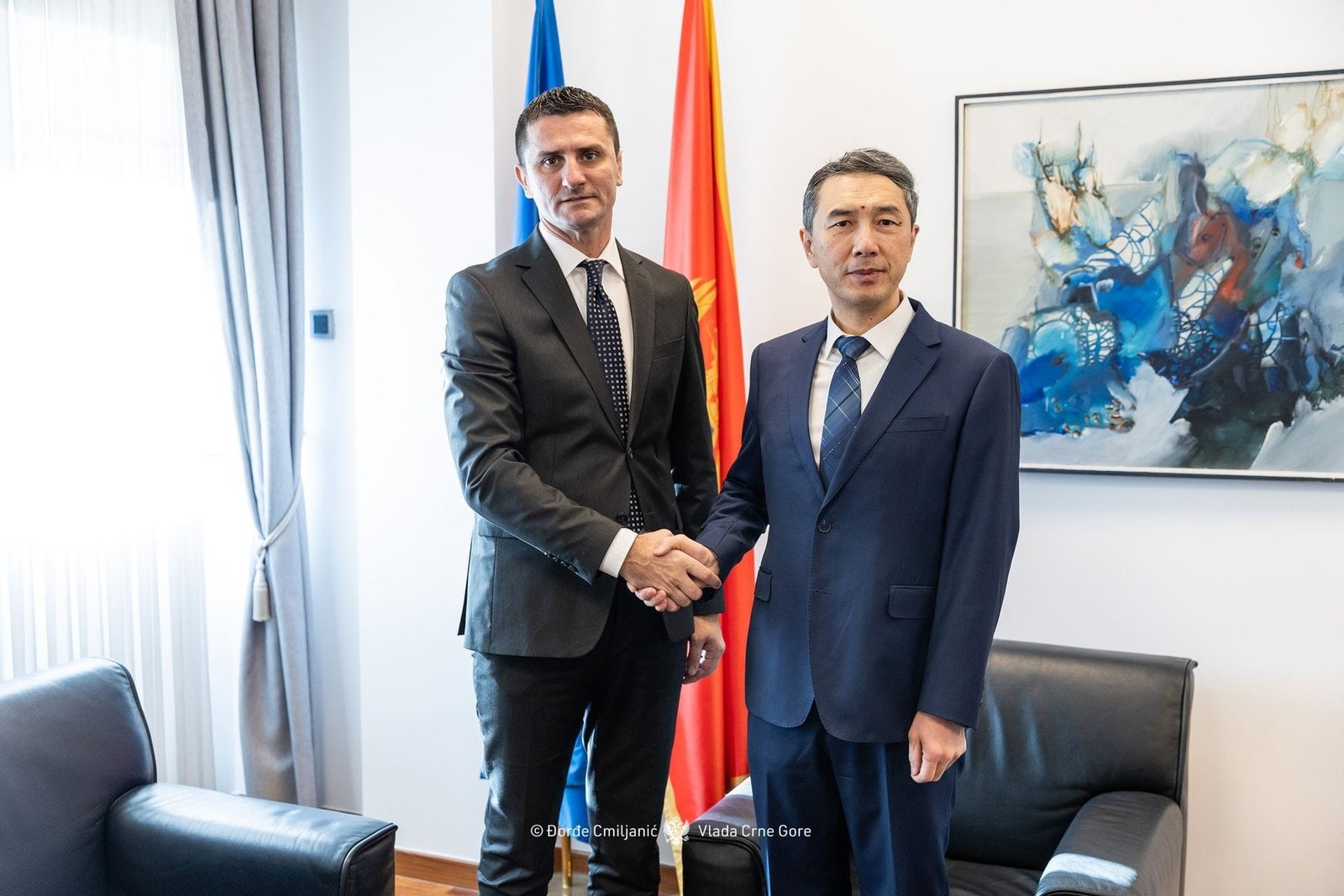 Министр Зогович и посол КНР Чэнь Сюфэн обмениваются рукопожатием на встрече в правительственном кабинете Черногории