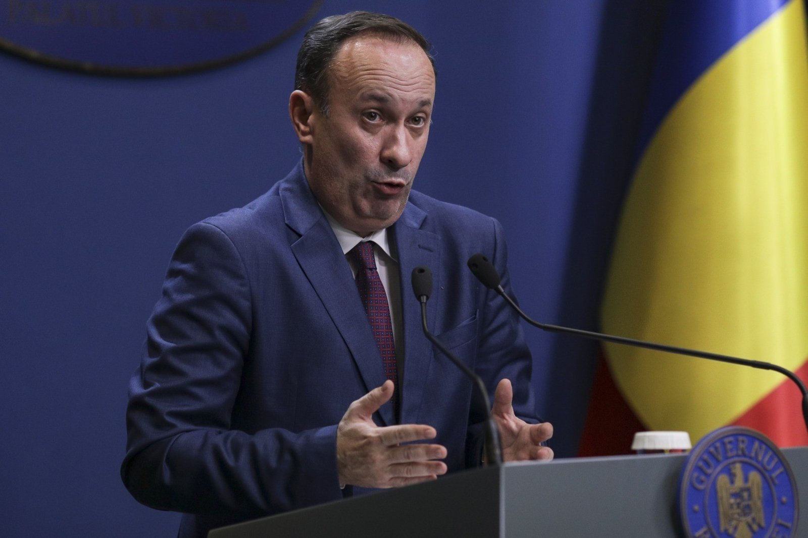Адриан Кычу, экс-министр финансов Румынии (PSD), выступает на правительственном брифинге в Бухаресте