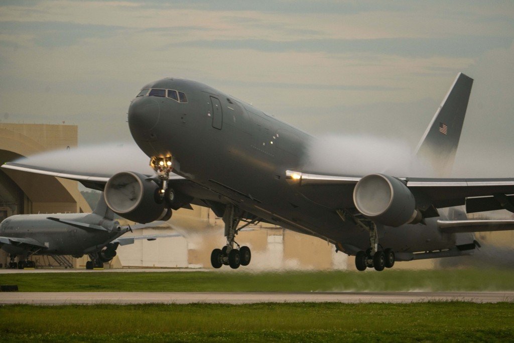 Американский военный самолёт-заправщик KC-46 Pegasus взлетает с авиабазы