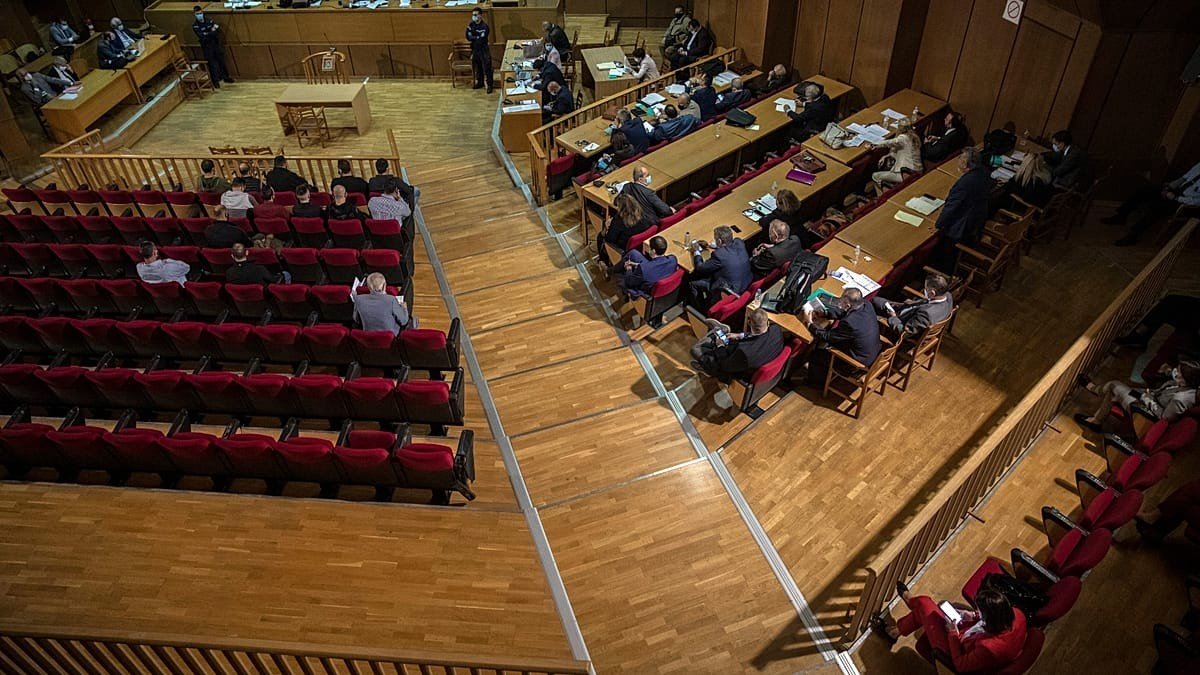 Зал Апелляционного суда Афин во время процесса по делу «Золотой зари» — вид сверху на скамьи подсудимых и судейскую трибуну