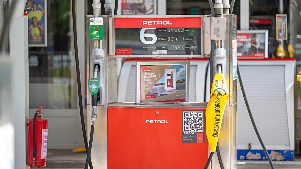 Топливная колонка Petrol с жёлтой табличкой «Колонка не работает» на словенской заправке