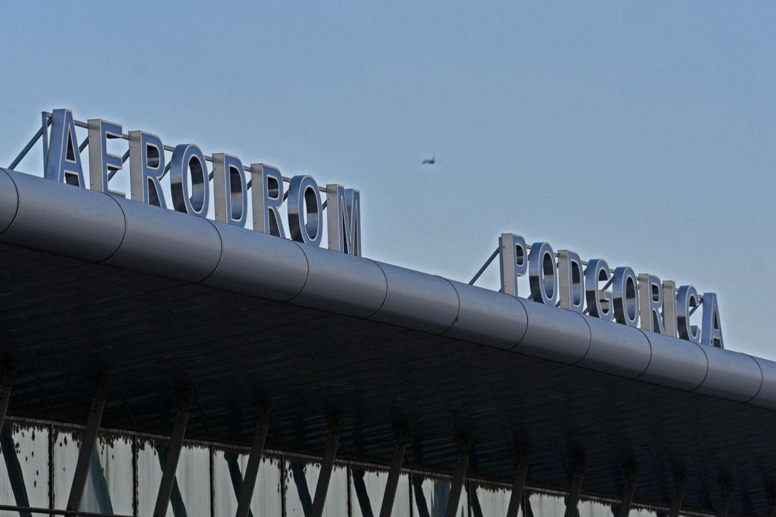 Вывеска «Aerodrom Podgorica» на здании аэропорта столицы Черногории, где была задержана гражданка России