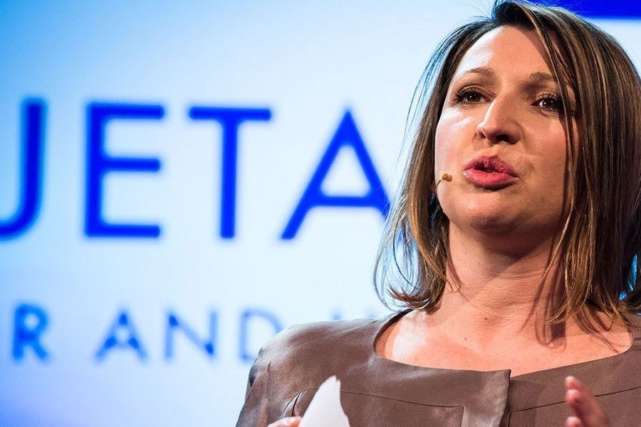 Косовская журналистка и общественная деятельница Ета Джарра выступает на конференции