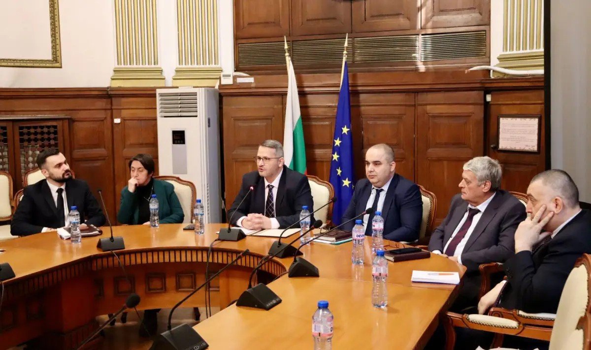 Совещание в Министерстве сельского хозяйства Болгарии с участием руководства ведомства на фоне флагов Болгарии и ЕС