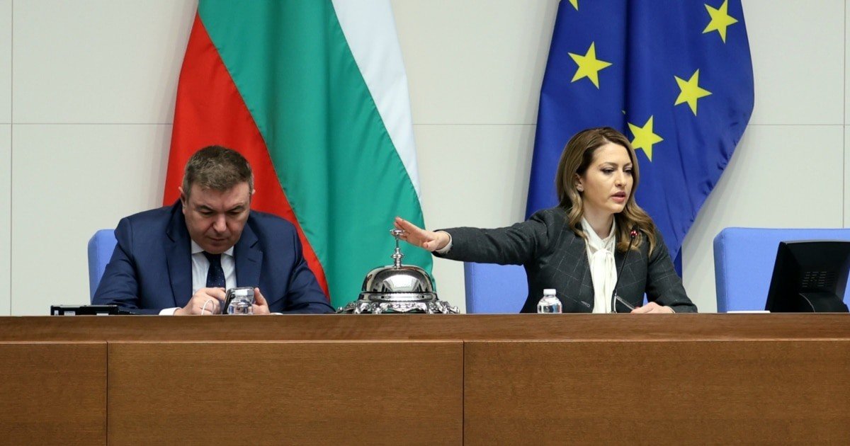 Заседание Народного собрания Болгарии — на трибуне председатель парламента на фоне болгарского и европейского флагов