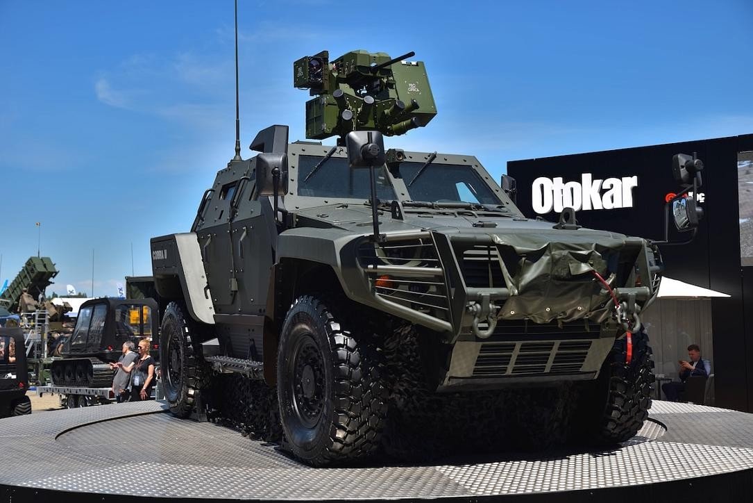 Бронемашина Cobra II производства Otokar на оборонной выставке с дистанционно управляемым боевым модулем