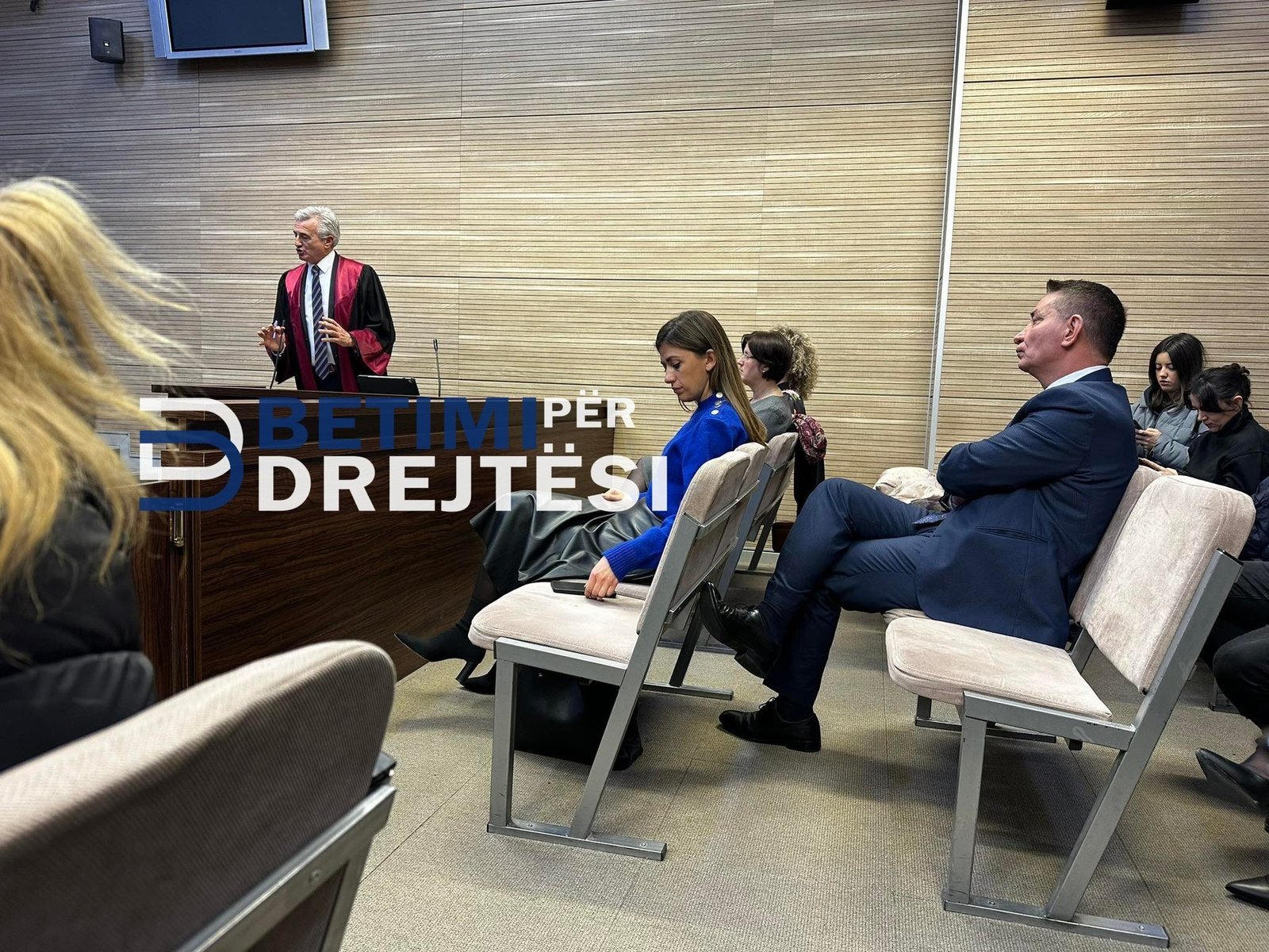 Зал суда в Приштине во время заседания по делу о применении слезоточивого газа в Ассамблее Косово