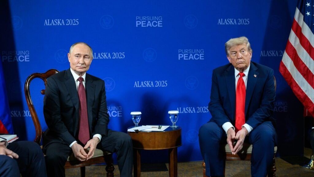 Владимир Путин и Дональд Трамп на саммите «Pursuing Peace» на Аляске в 2025 году