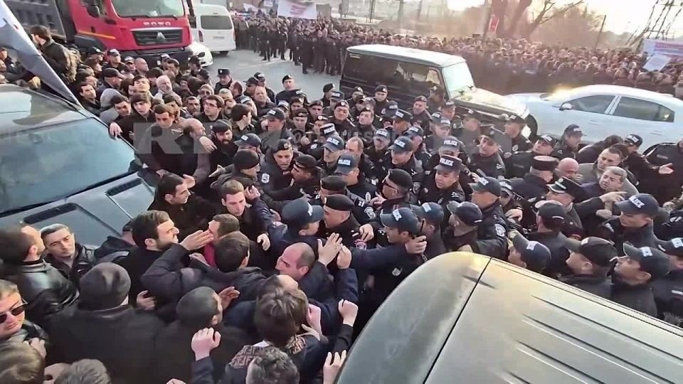 Столкновения между полицией и сторонниками Самвела Карапетяна у здания Антикоррупционного суда Армении
