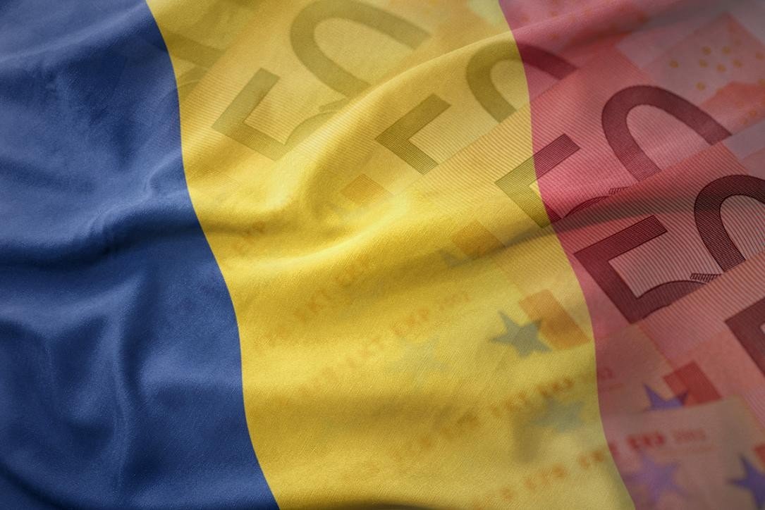 Флаг Румынии на фоне банкнот евро — символ финансовых потоков между диаспорой и родиной