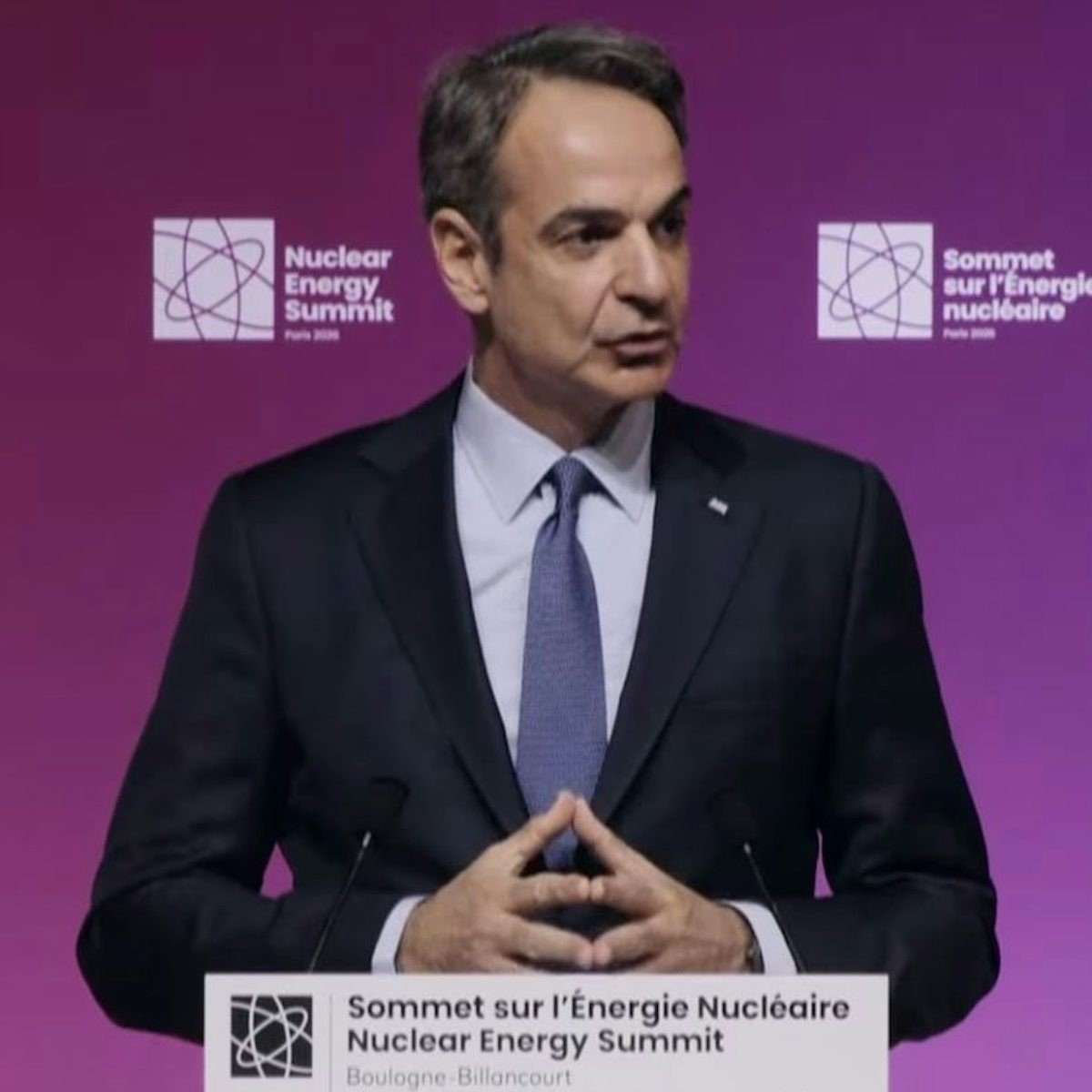 Премьер-министр Греции Кириакос Мицотакис выступает на Саммите по ядерной энергетике в Париже