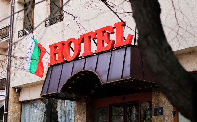 Вход в болгарский отель с национальным флагом — туристический сектор страны испытывает острую нехватку кадров