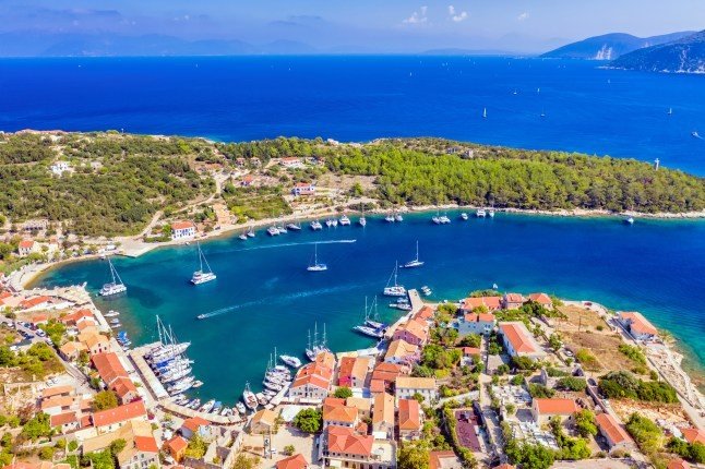 Вид с воздуха на гавань Фискардо на Кефалонии — яхты, черепичные крыши и лазурное море