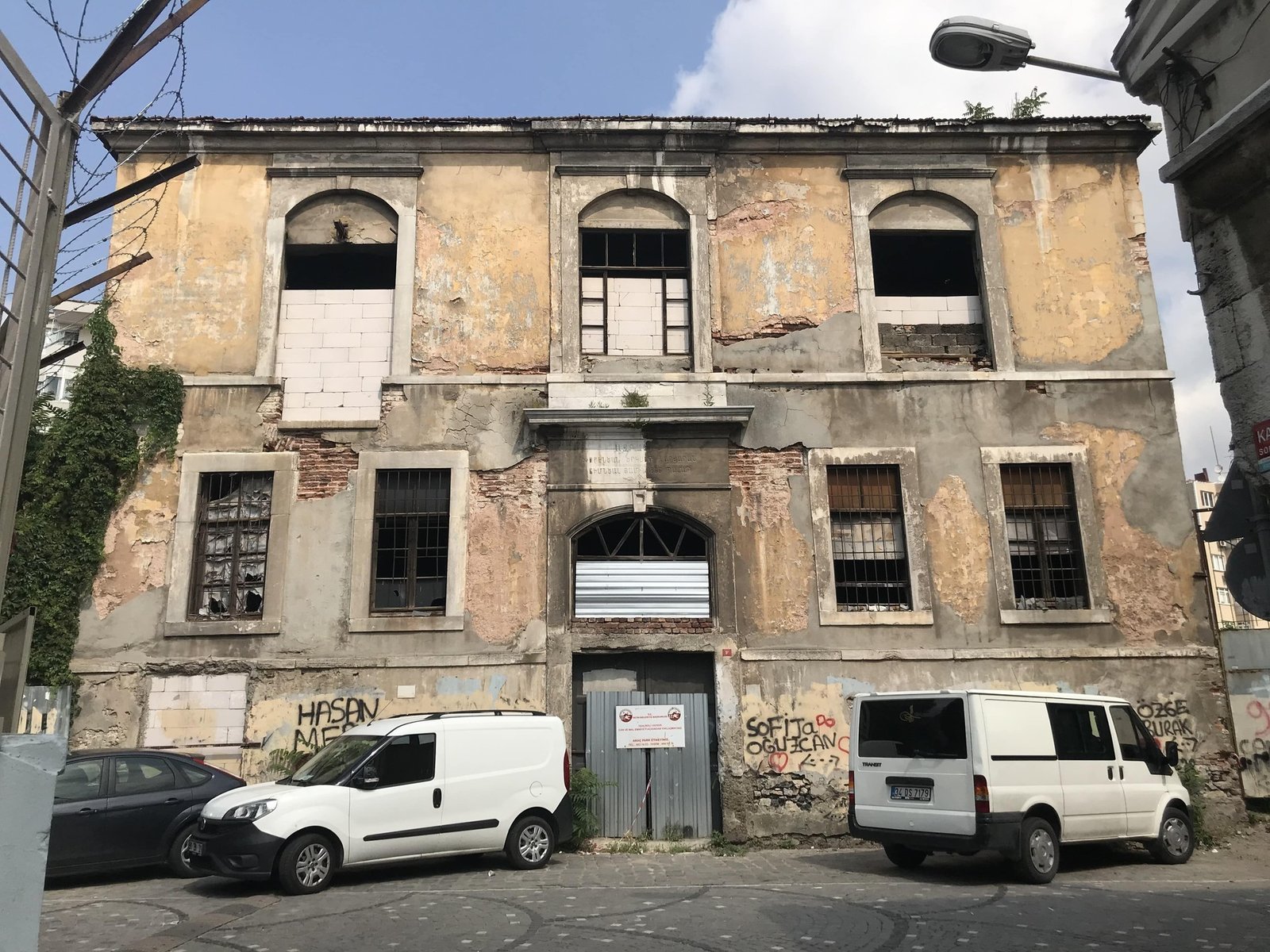 Фасад школы «Хоренян» в районе Балат — обветшавшее кирпичное здание XIX века с заколоченными окнами