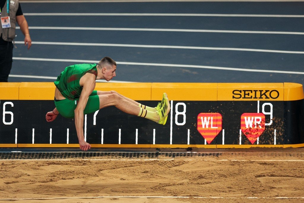 Божидар Сарабоюков приземляется в яму для прыжков на отметке 8 метров на чемпионате мира по лёгкой атлетике в помещении в Торуне