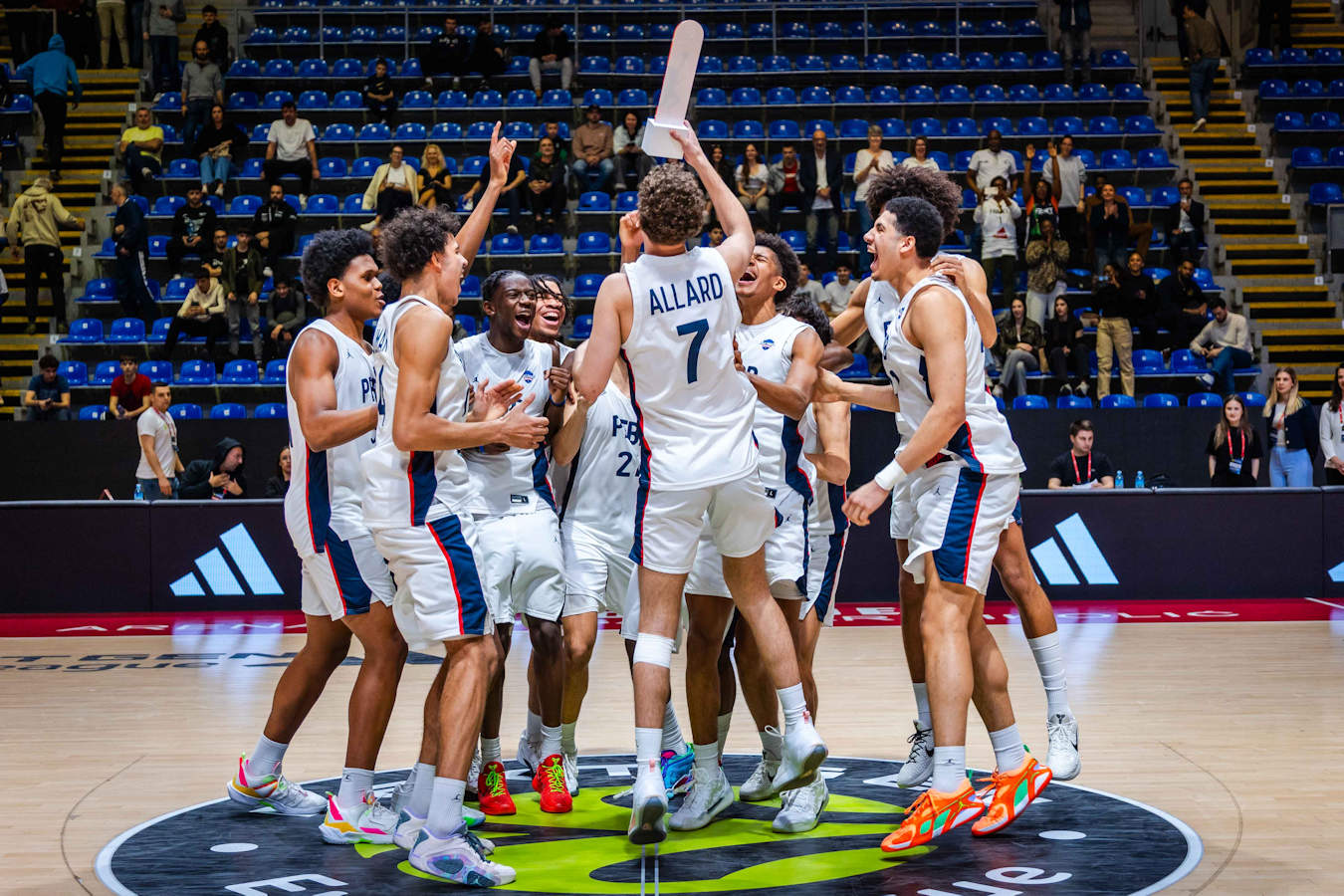 Игроки Pôle France INSEP празднуют победу на центральном кругу арены в Белграде на турнире NextGen Евролиги