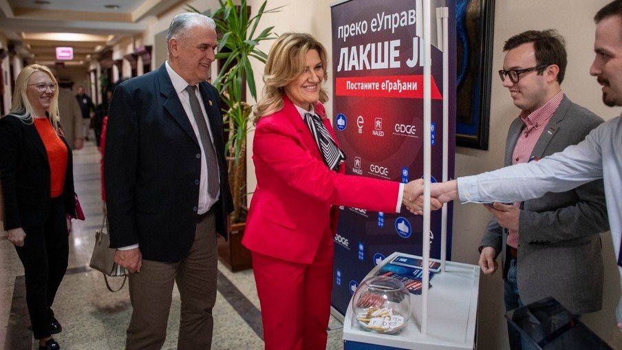 Официальные лица на открытии Дней еУправе в Чачке у информационного стенда портала электронных госуслуг