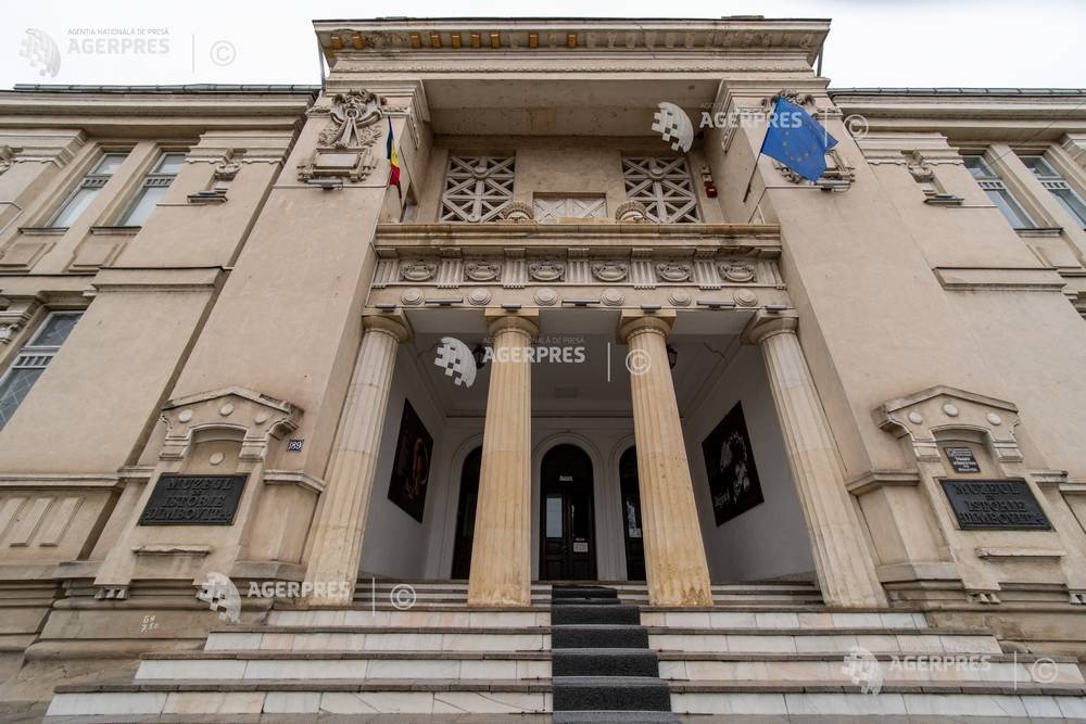 Фасад Музея истории в Тырговиште — неоклассическое здание с колоннами, где проходит выставка клада Мирчи Старого