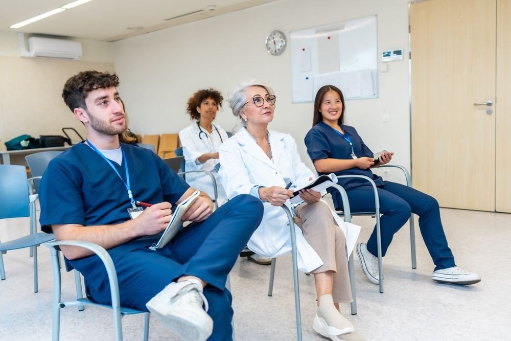 Медицинские работники на учебном занятии в аудитории больницы