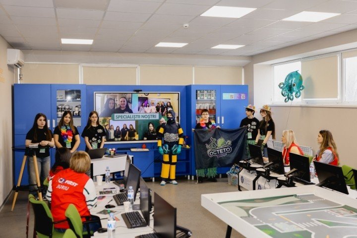 Команда Octeto представляет свой проект перед жюри на финале FIRST LEGO League в Кишинёве
