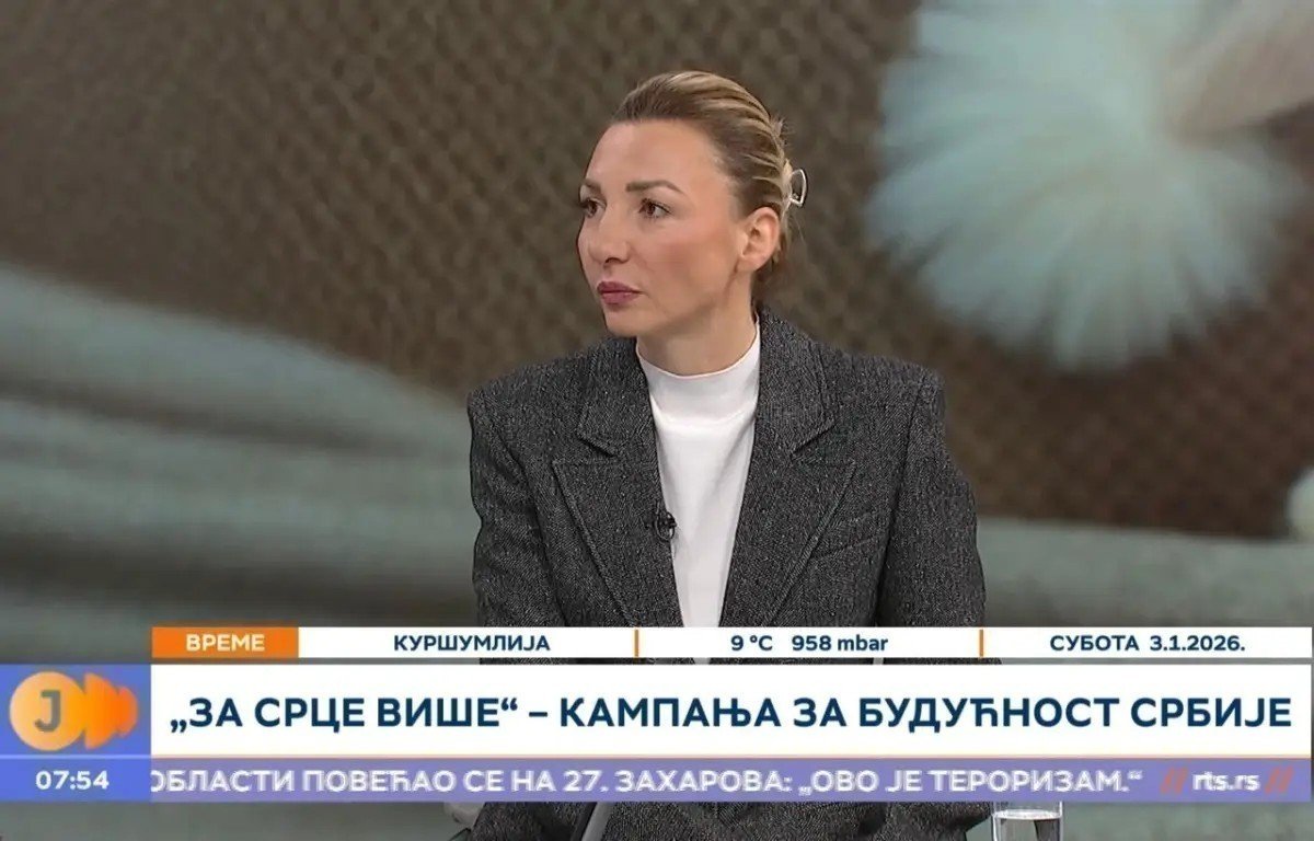 Женщина даёт интервью в студии телеканала RTS о кампании «За срце више»