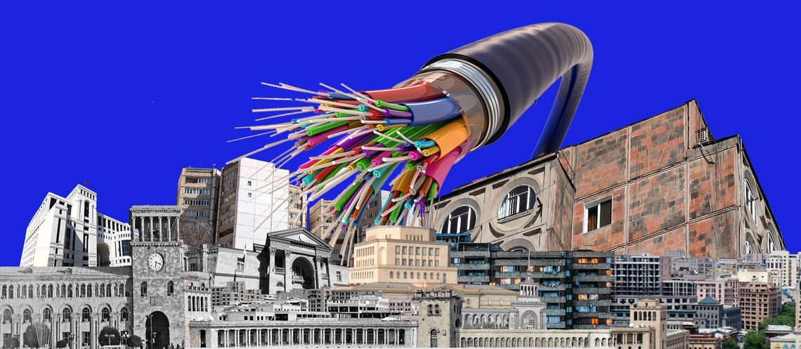 Оптоволоконный кабель на фоне зданий Еревана — иллюстрация к состоянию телекоммуникаций в Армении