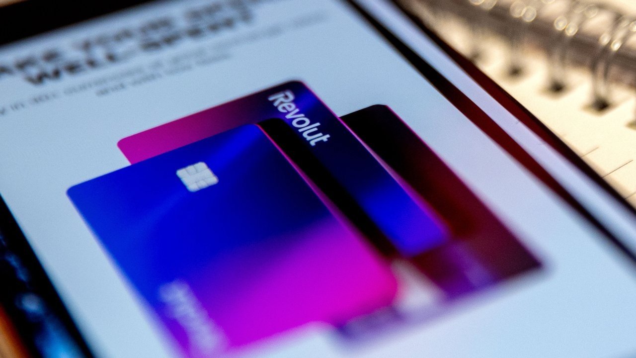 Банковские карты Revolut на экране смартфона