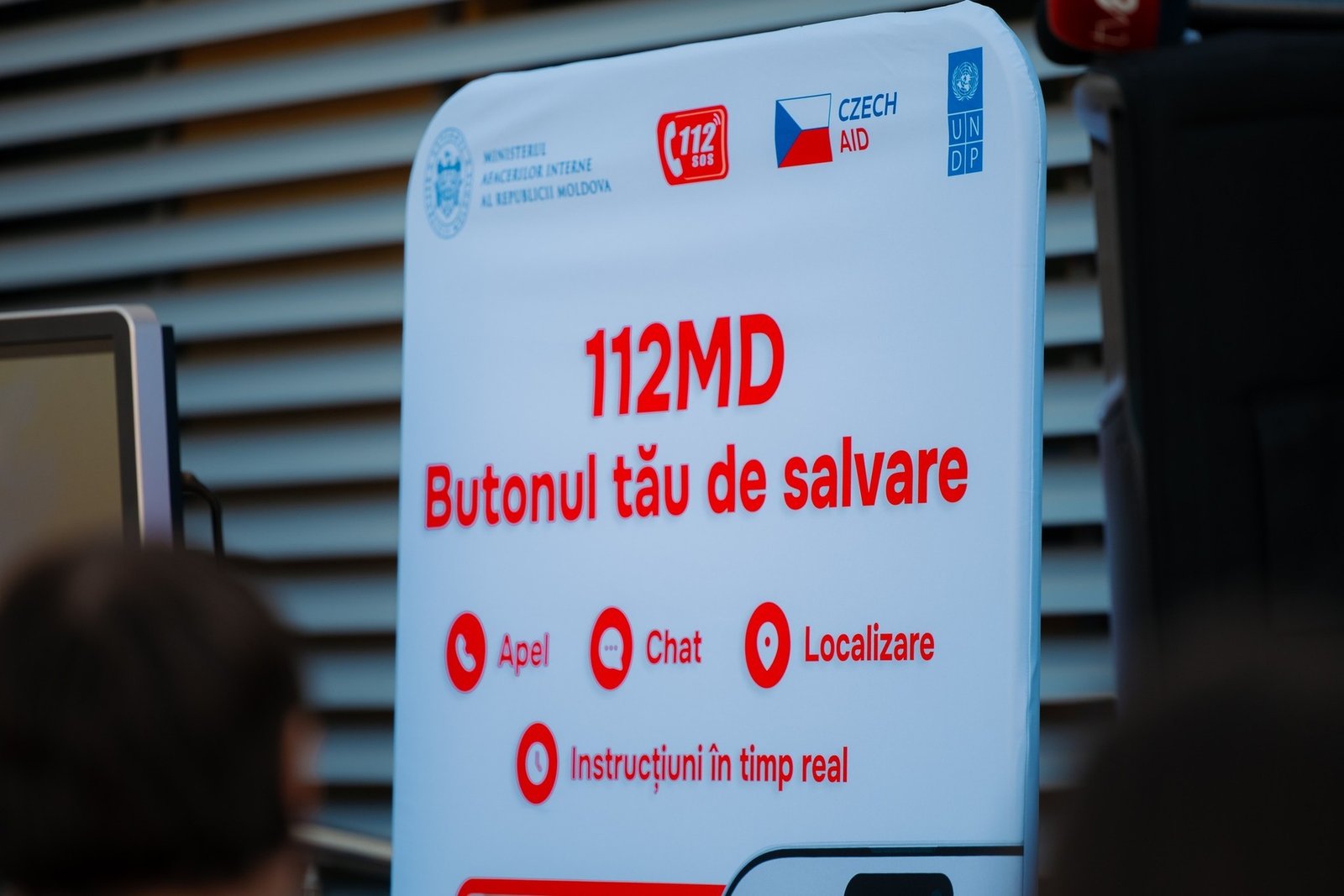 Презентационный баннер приложения 112MD на церемонии запуска — функции: звонок, чат, локализация и инструкции в реальном времени