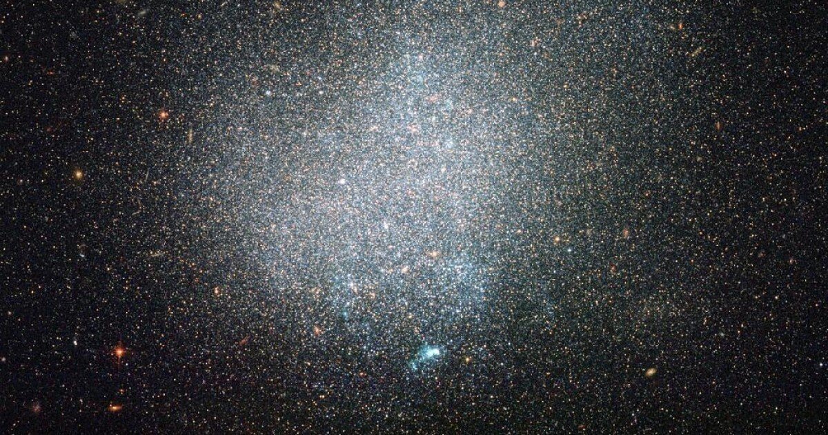 Карликовая галактика в глубоком космосе — миллиарды звёзд на фоне межзвёздного пространства