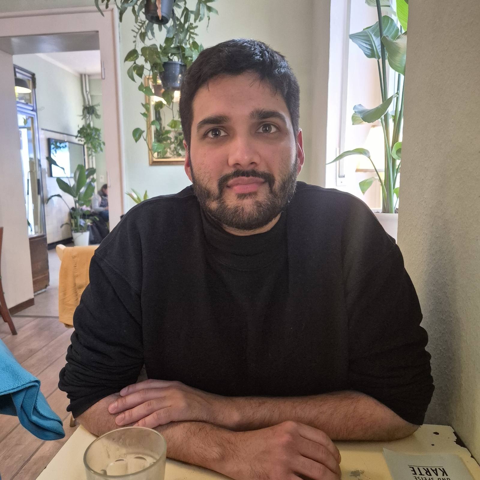 Саим Душан Инаятулах, полиглот, владеющий десятью языками, выросший в двуязычной среде с сербским и английским