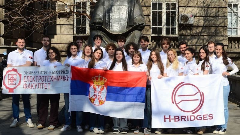 Участники студенческой команды H-Bridges у здания Электротехнического факультета в Белграде перед отъездом на конкурс