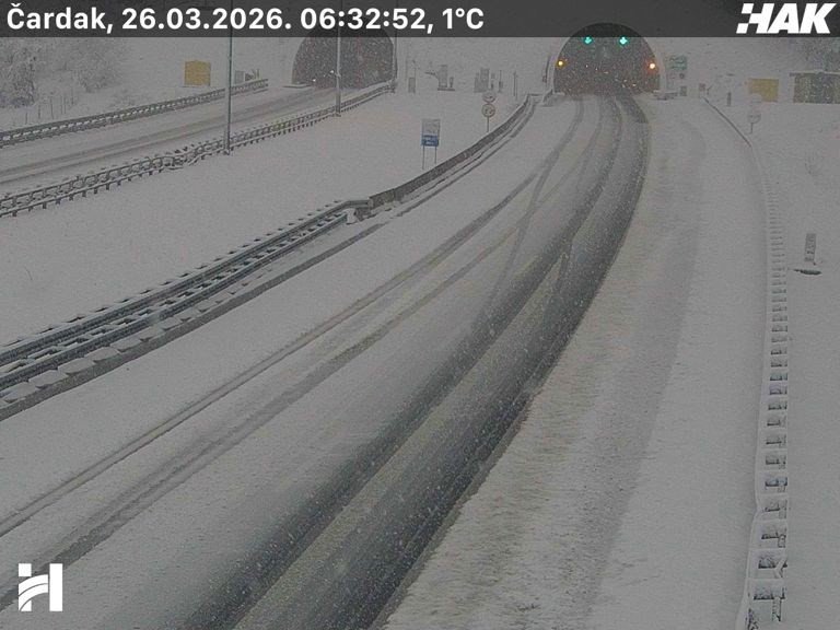 Снегопад на автомагистрали у тоннеля Чардак, температура 1°C — камера дорожной службы Хорватии