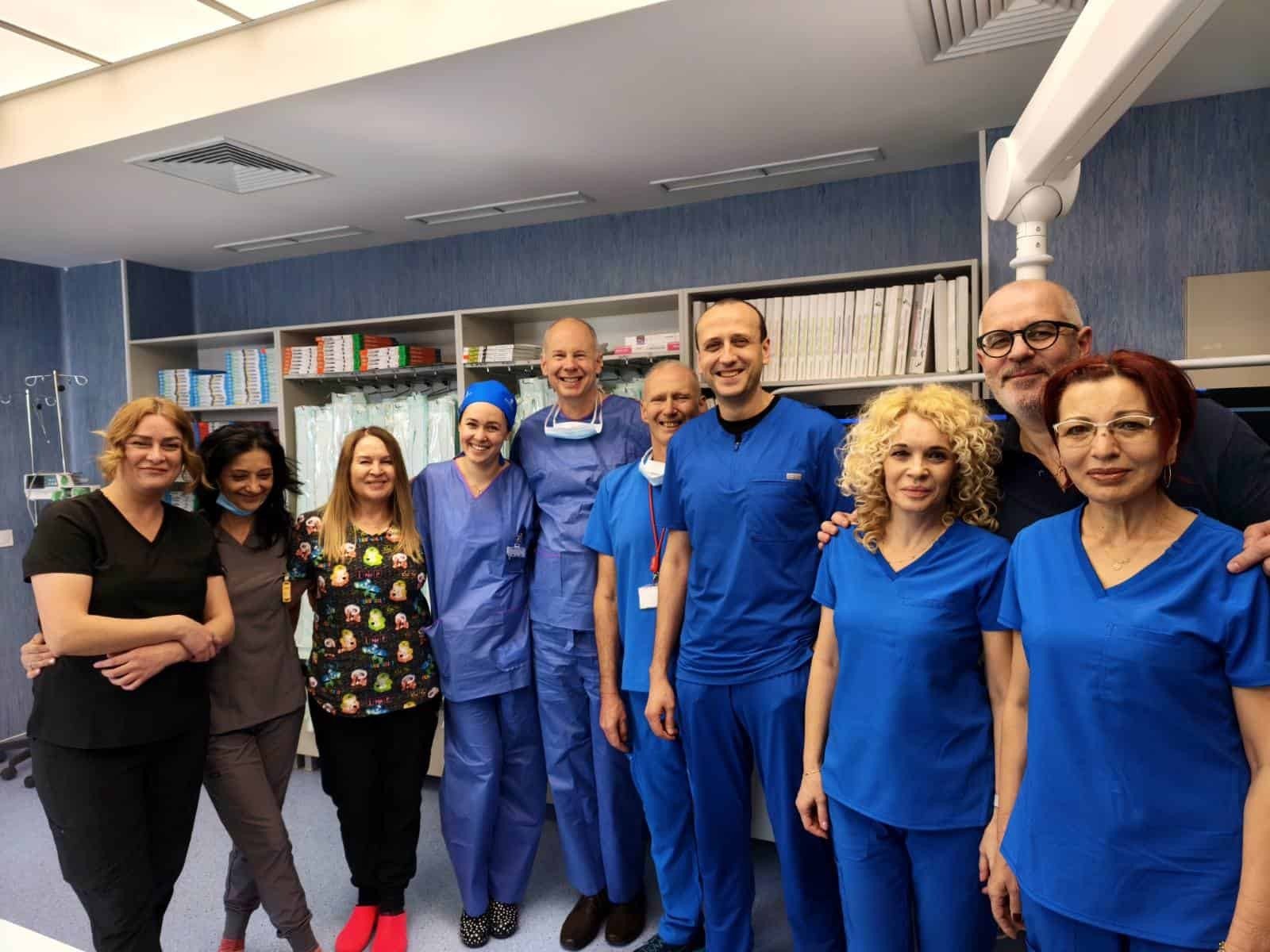 Медицинский коллектив отделения инвазивной кардиологии УМБАЛ «Свети Георги» вместе с международным экспертом по процедурам TAVI