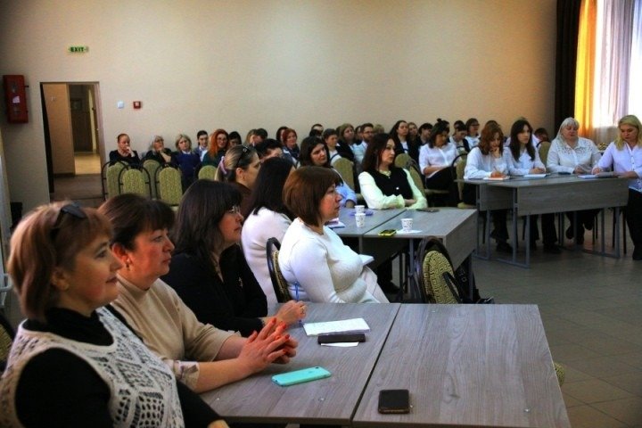 Участники обсуждения программы многоязычного образования в зале конференции в Бельцах